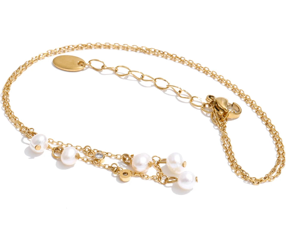 Cubic zirconia freshwater pearl geometric necklace in gold-plated stainless steel with freshwater pearl and cubic zirconia.