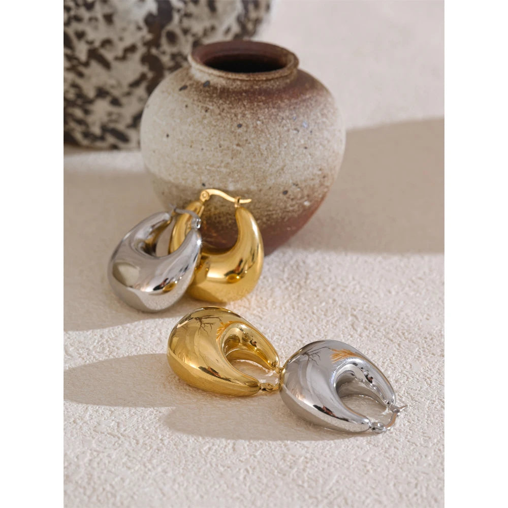 Geometric earrings in gold-plated stainless steel.
