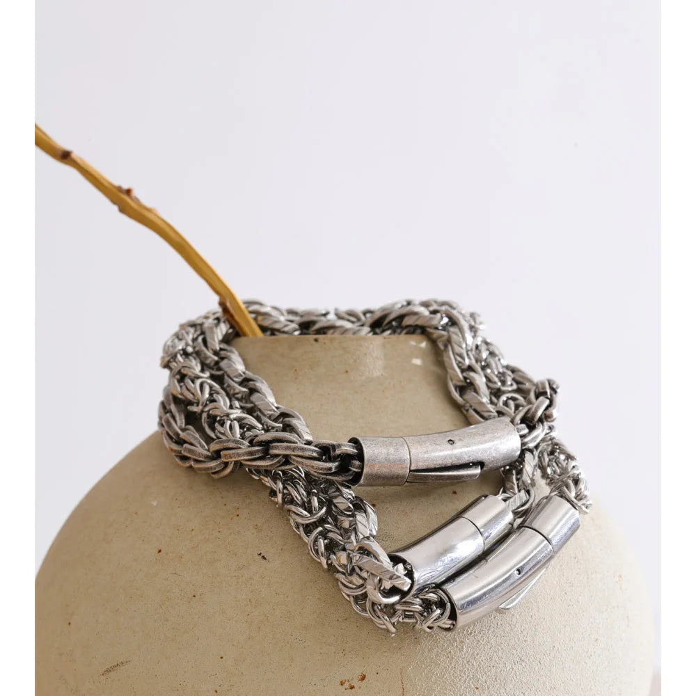 Geometric chain necklace in gold-plated stainless steel.