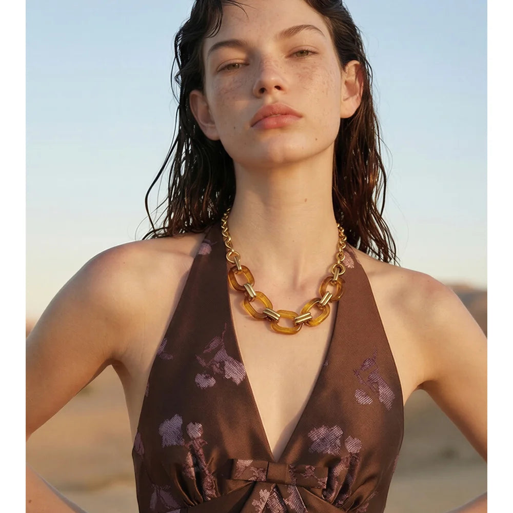 Resin geometric chain necklace in gold-plated stainless steel with resin.