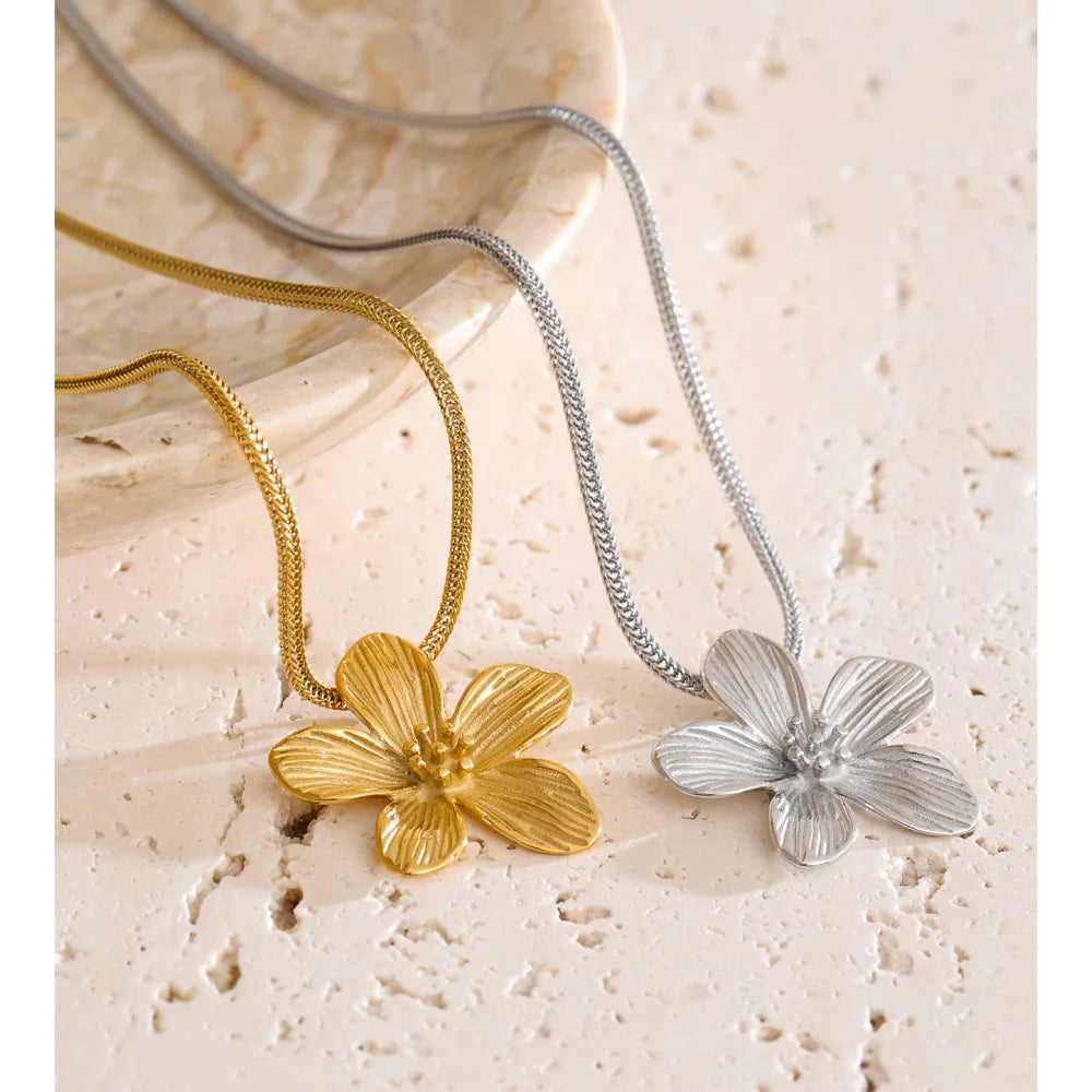 Flower necklace in gold-plated stainless steel.
