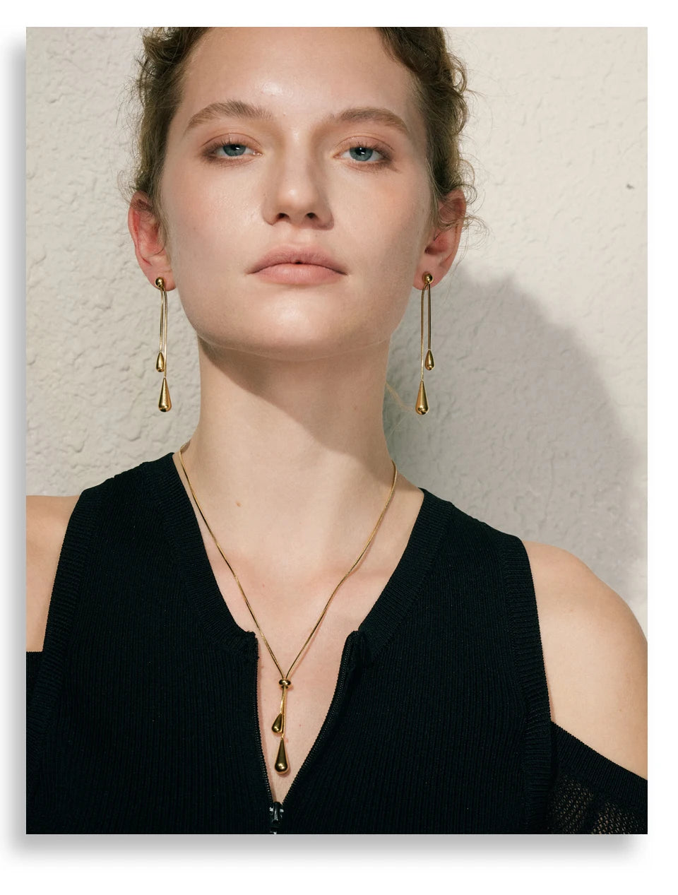 Geometric chain earrings in gold-plated stainless steel.
