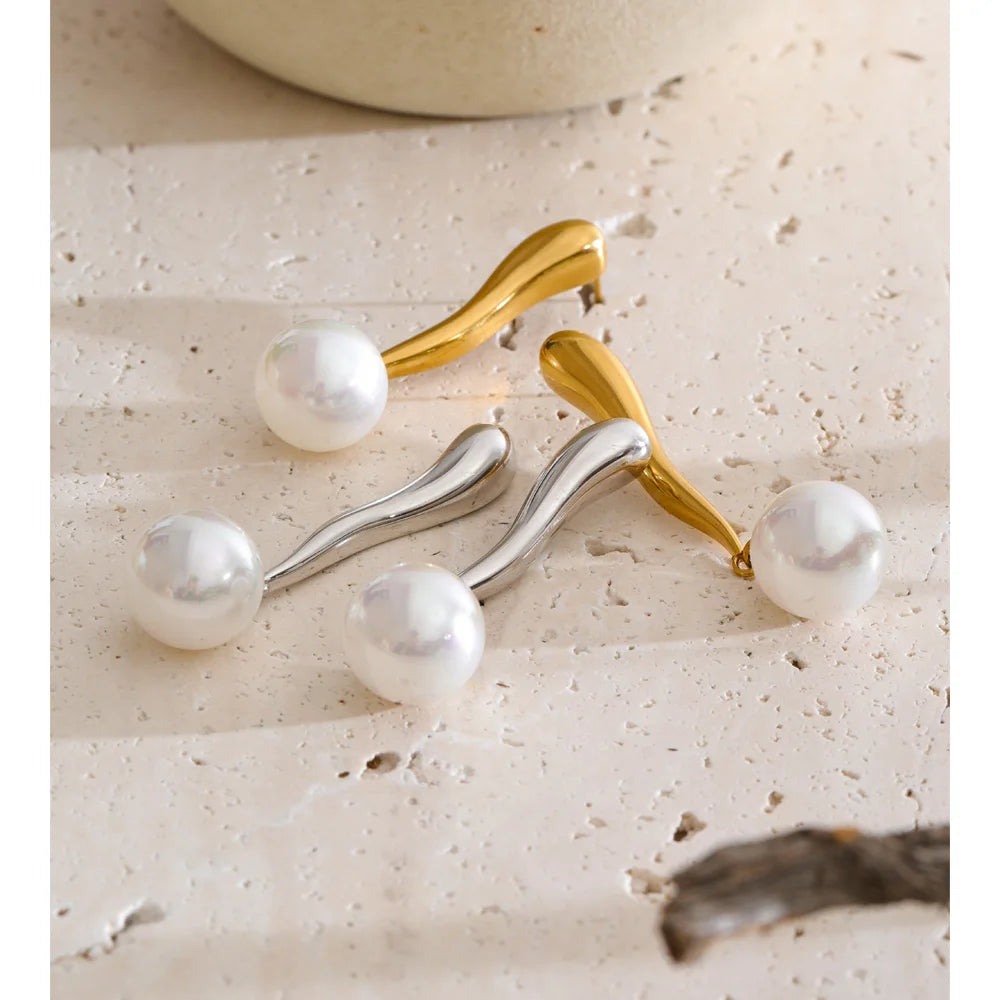 Pearl geometric earrings in gold-plated stainless steel with pearl.