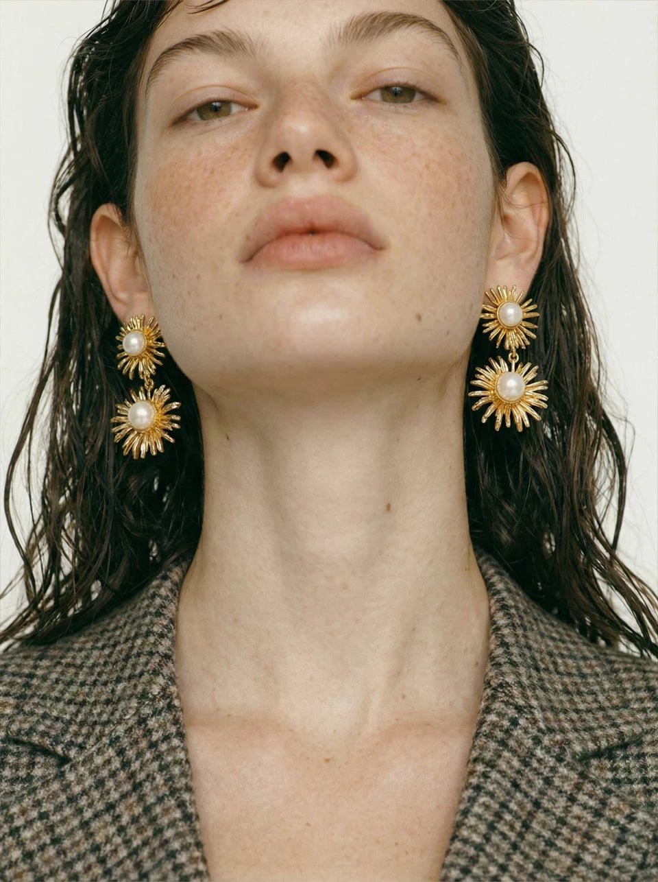 Pearl flower earrings in gold-plated stainless steel with pearl.