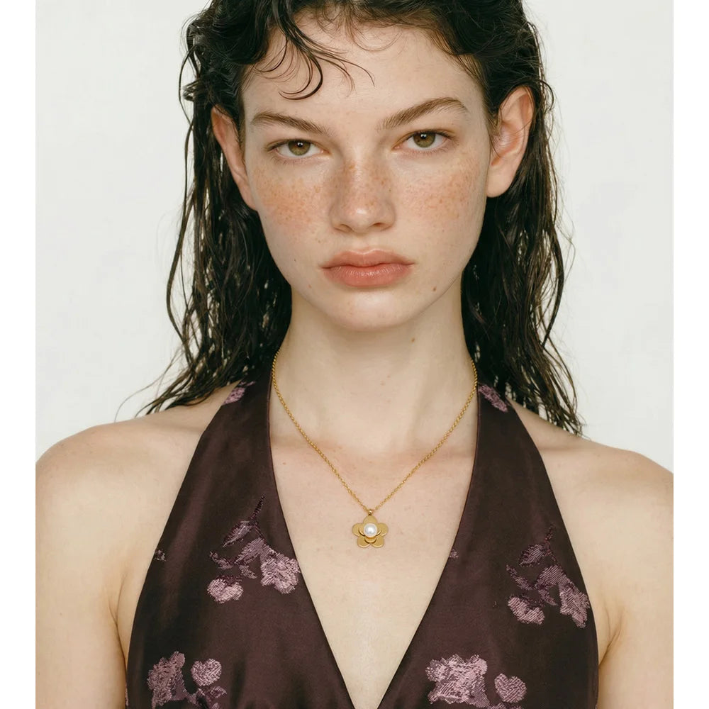 Pearl flower necklace in gold-plated stainless steel with pearl.