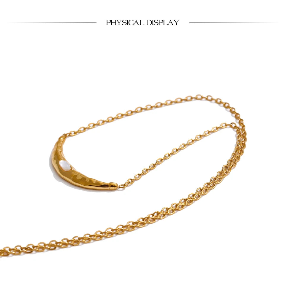 Shell moon geometric necklace in gold-plated stainless steel with shell.