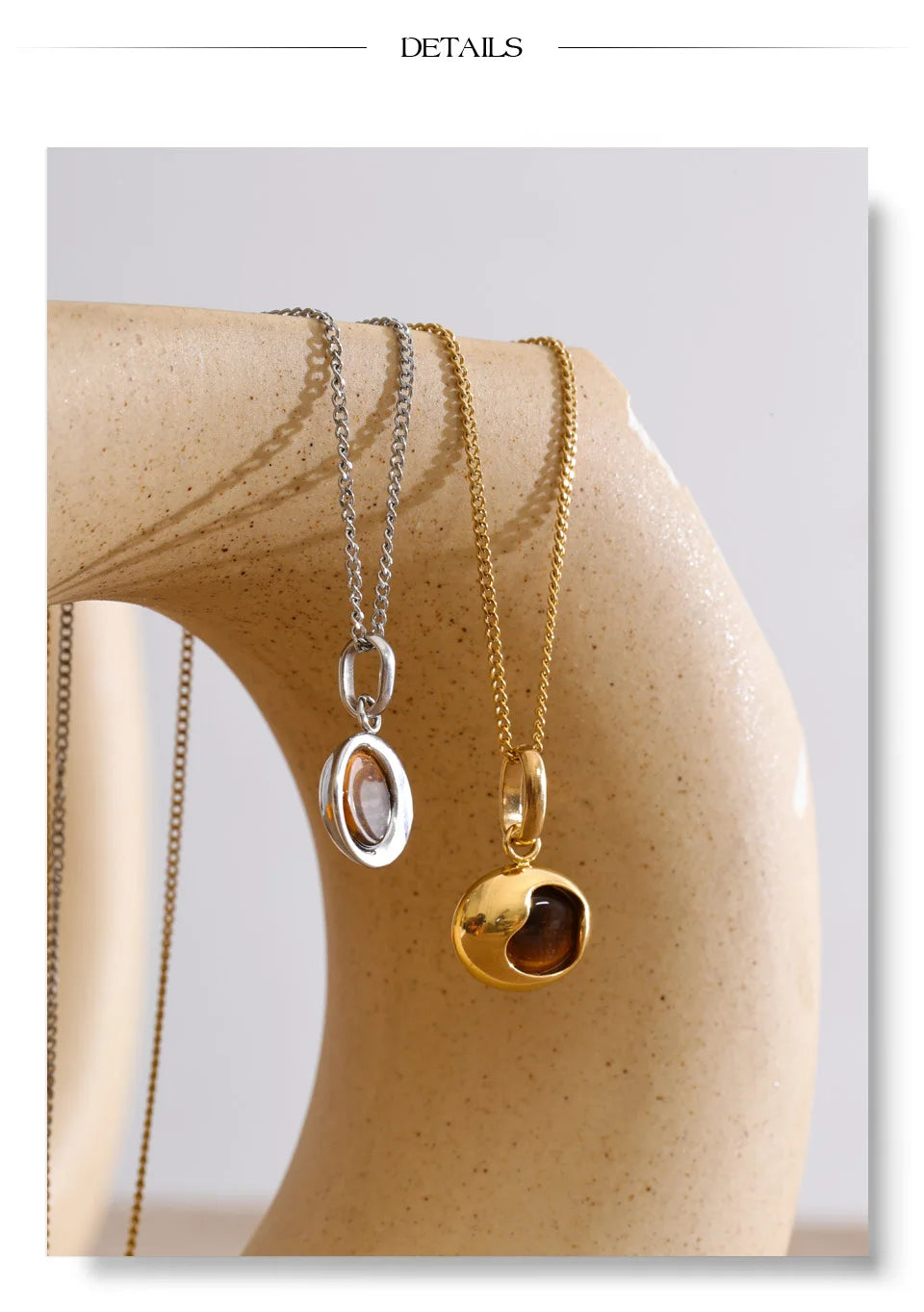 Natural stone geometric necklace in gold-plated stainless steel with natural stone.