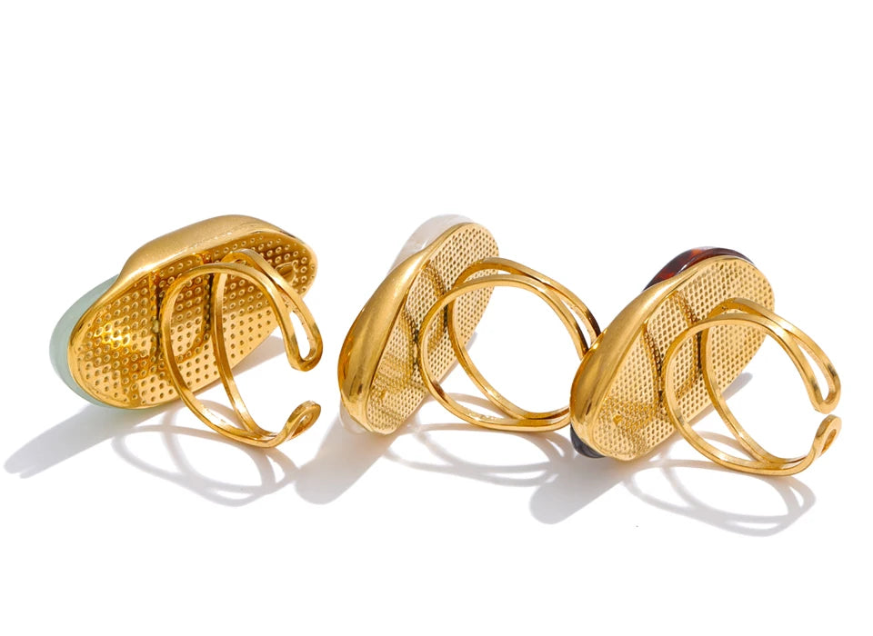 Green resin geometric ring in 18K gold-plated stainless steel with resin.