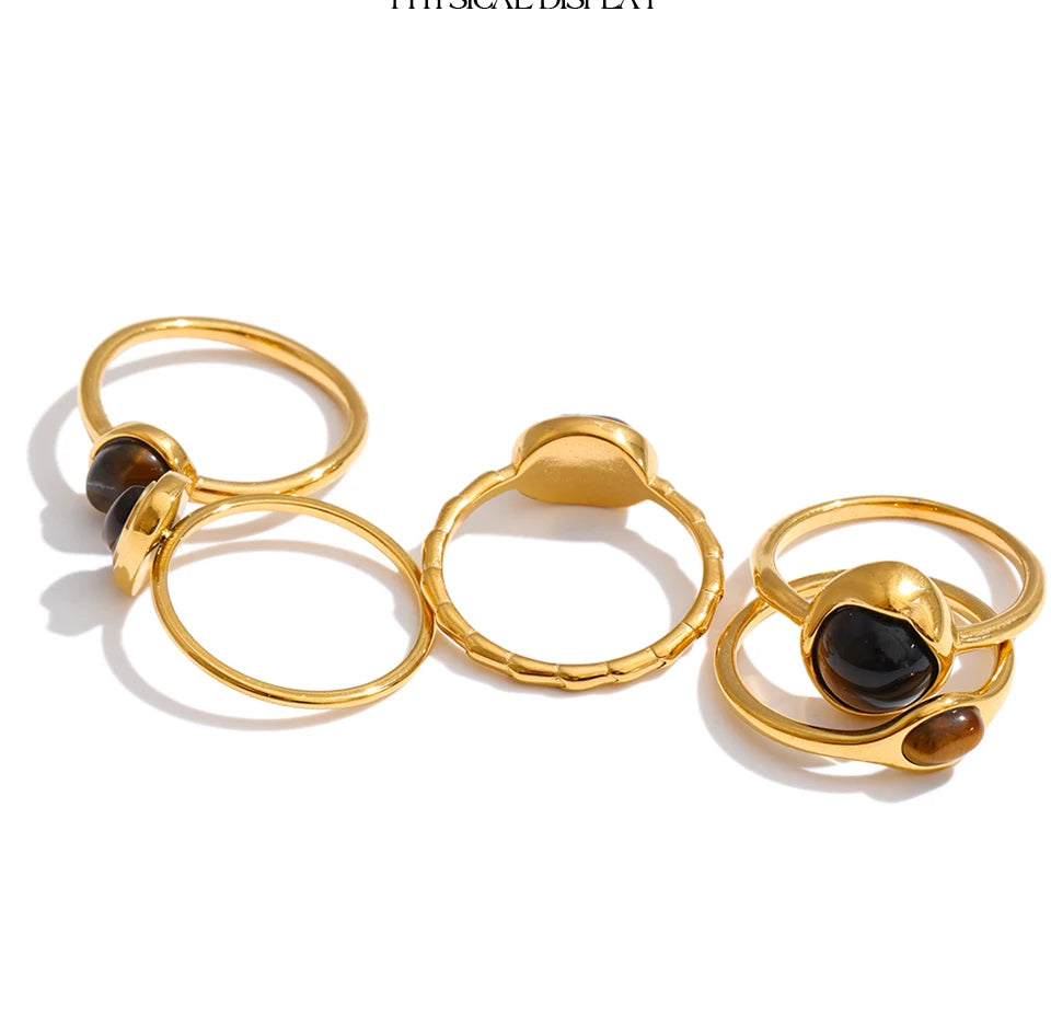 Natural stone geometric ring in 18K gold-plated stainless steel with natural stone.
