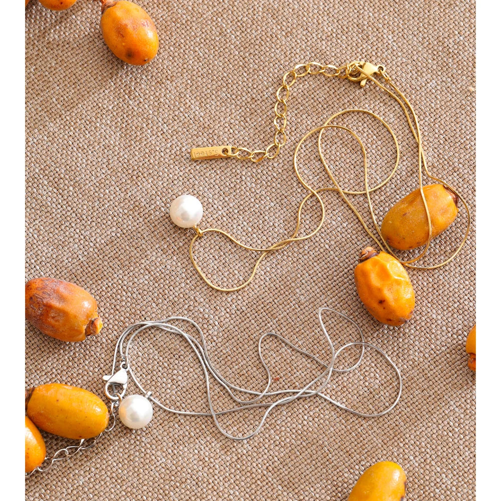 Pearl coin geometric necklace in gold-plated stainless steel with pearl.
