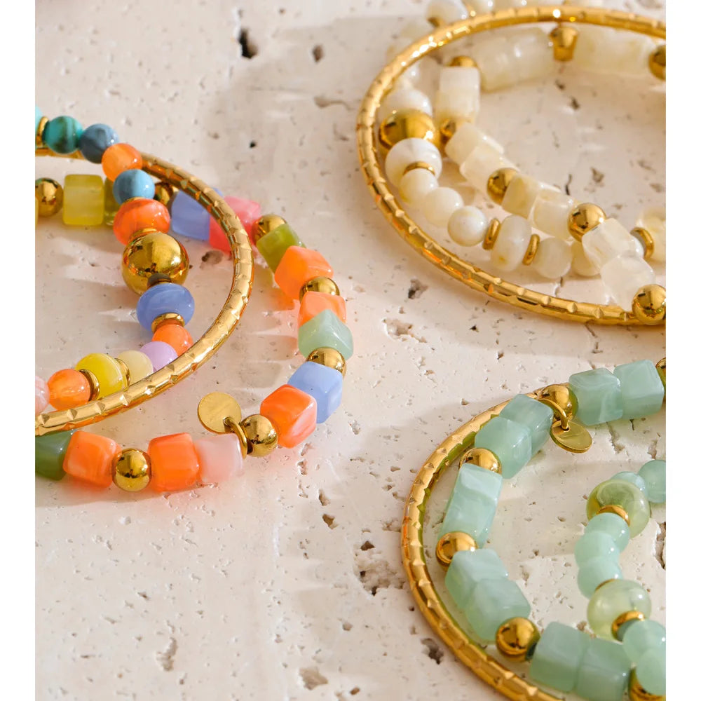 Resin acrylic beaded bracelet in gold-plated stainless steel with resin and acrylic.