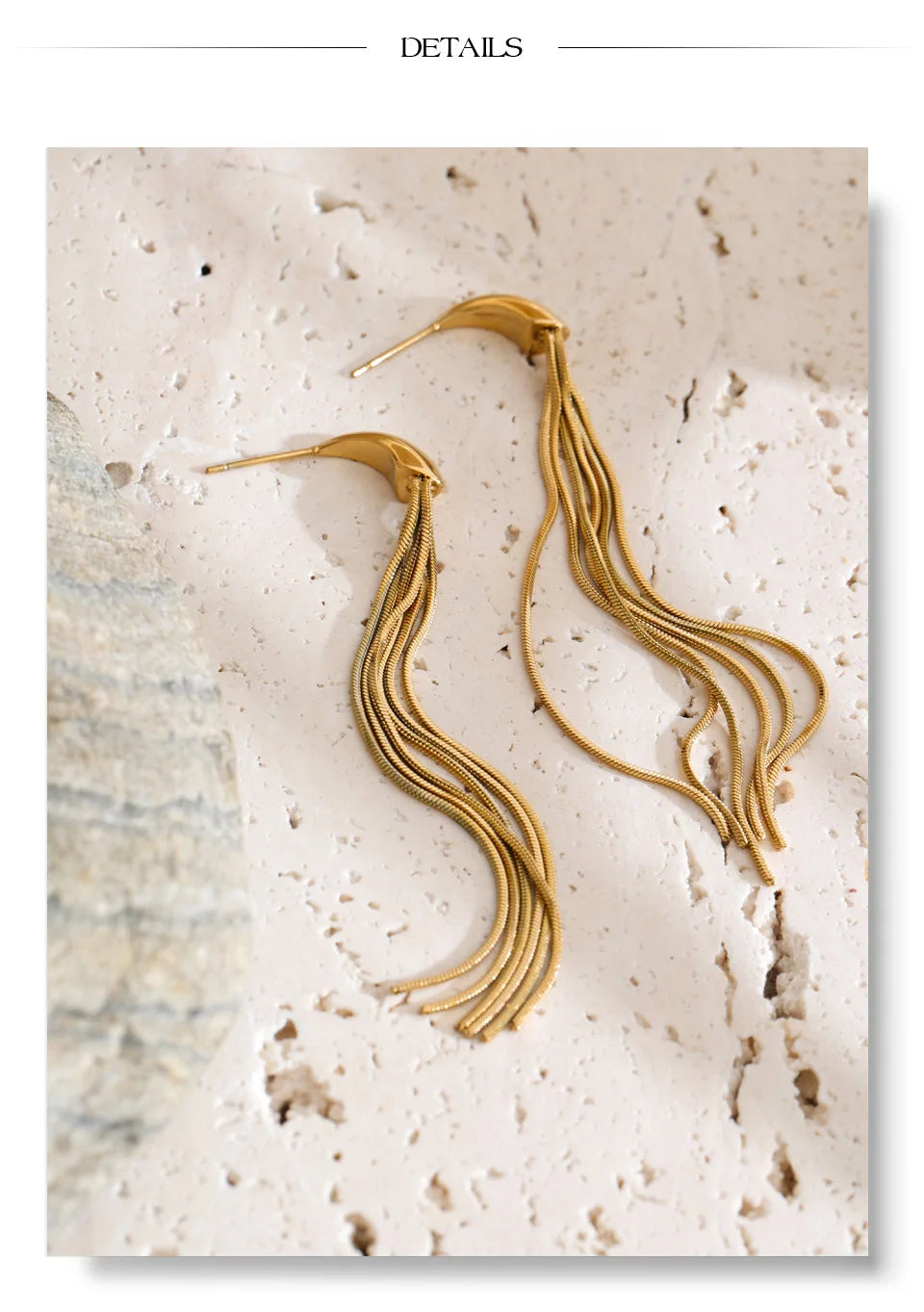 Geometric chain earrings in gold-plated stainless steel.
