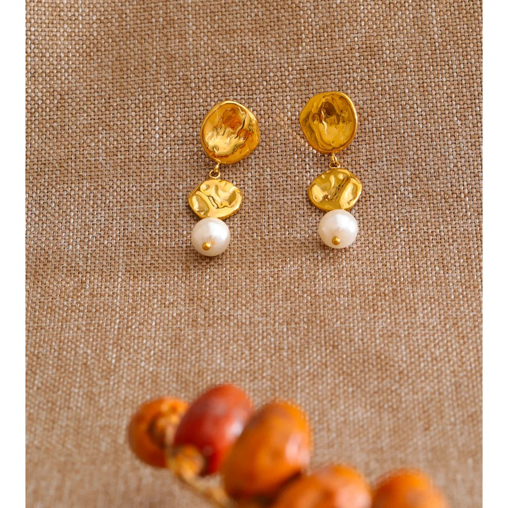 Pearl shell geometric earrings in gold-plated stainless steel with pearl and shell.
