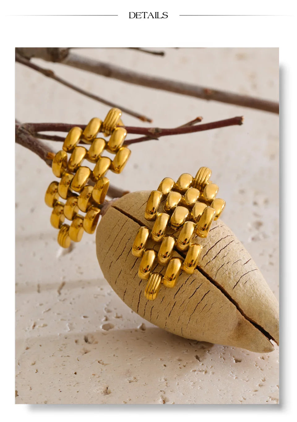 Geometric earrings in gold-plated stainless steel.
