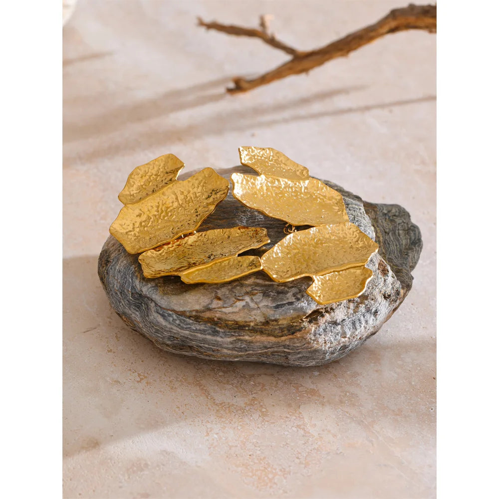 Hammered geometric earrings in gold-plated stainless steel.