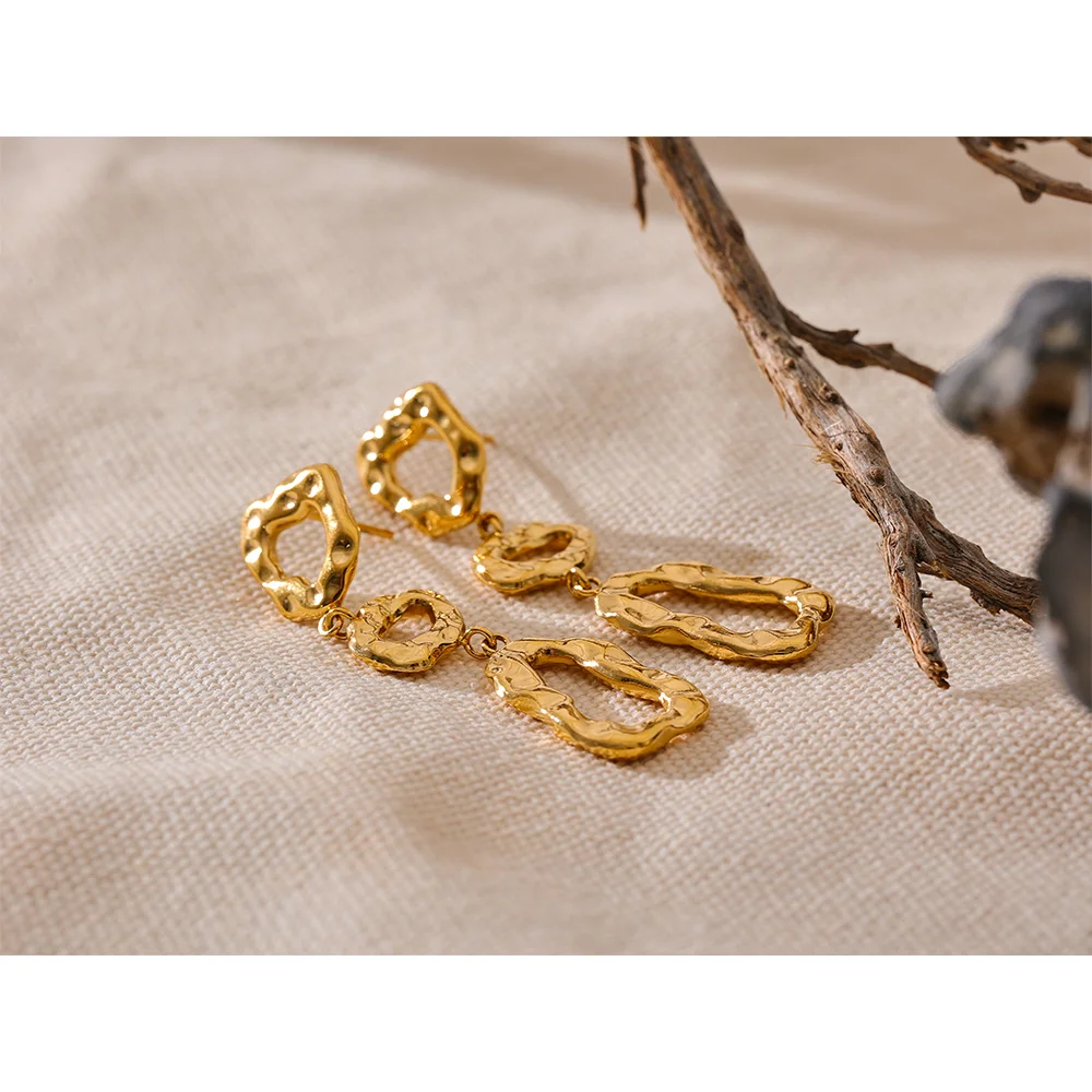Geometric earrings in gold-plated 316L stainless steel.