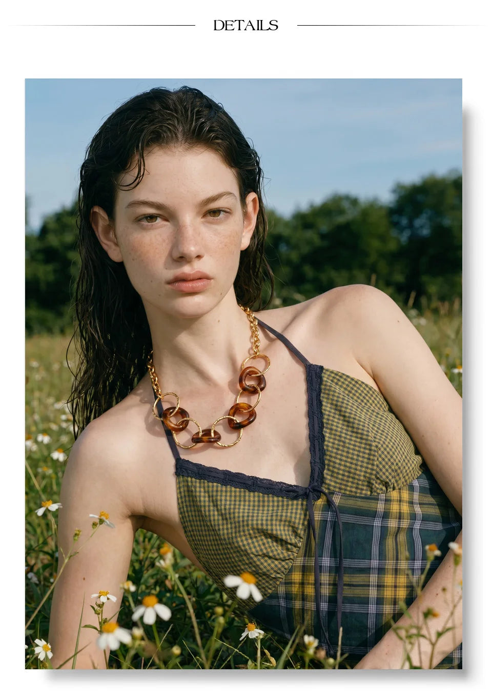 Resin acrylic geometric necklace in gold-plated stainless steel with resin and acrylic.