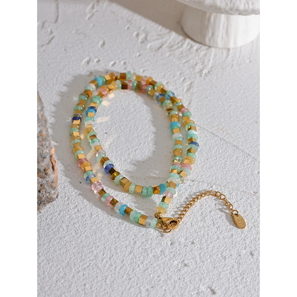 Natural stone beaded geometric necklace in gold-plated stainless steel with natural stone.