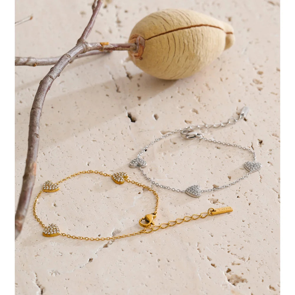 Cubic zirconia heart geometric necklace in gold-plated stainless steel with cubic zirconia.