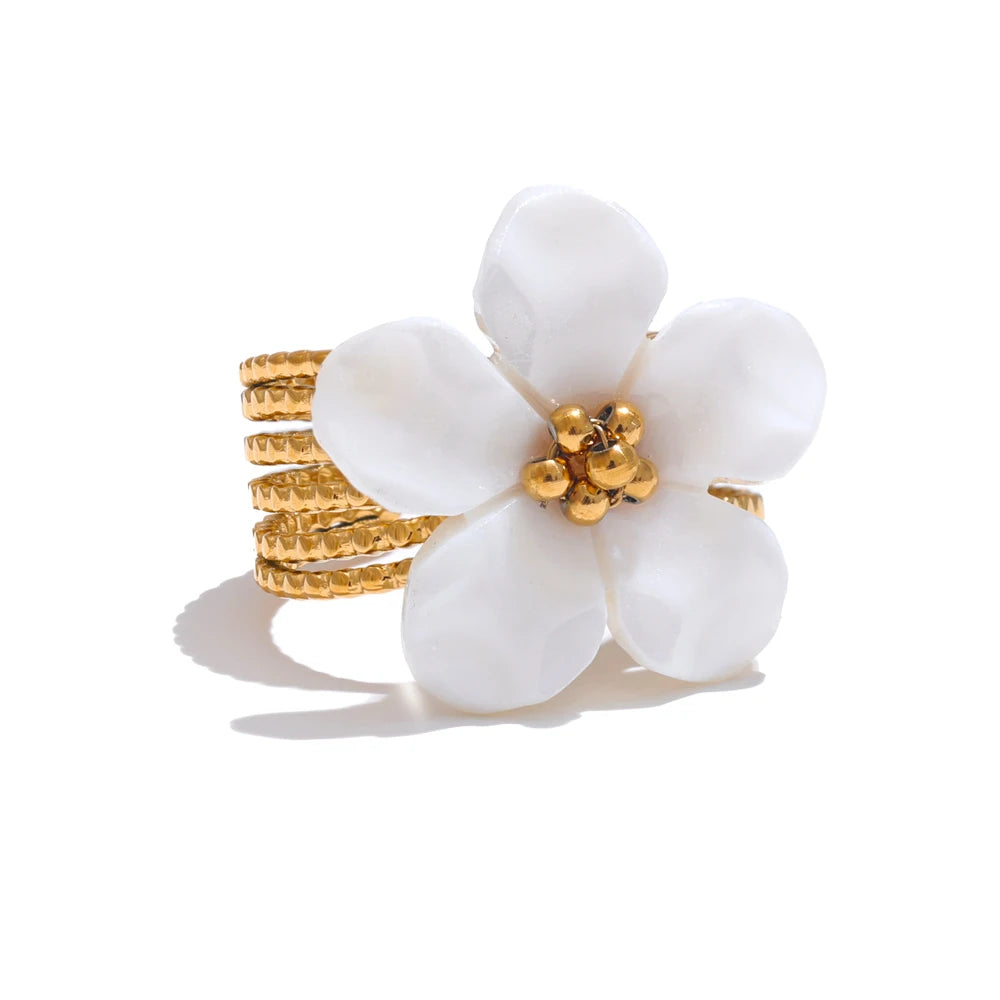 Shell flower ring in 18K gold-plated stainless steel with shell.