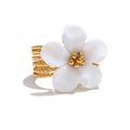 Shell flower ring in 18K gold-plated stainless steel with shell.