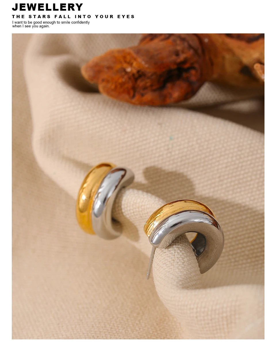 Minimalist geometric earrings in gold-plated stainless steel.