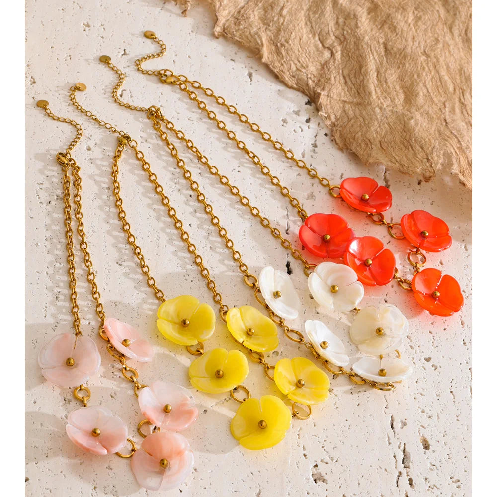Resin flower chain necklace in gold-plated stainless steel with resin.