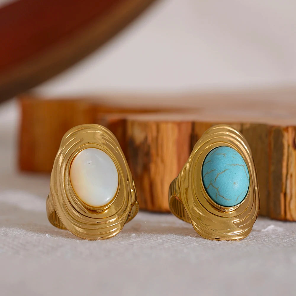 Green natural stone geometric ring in 18K gold-plated stainless steel with natural stone.