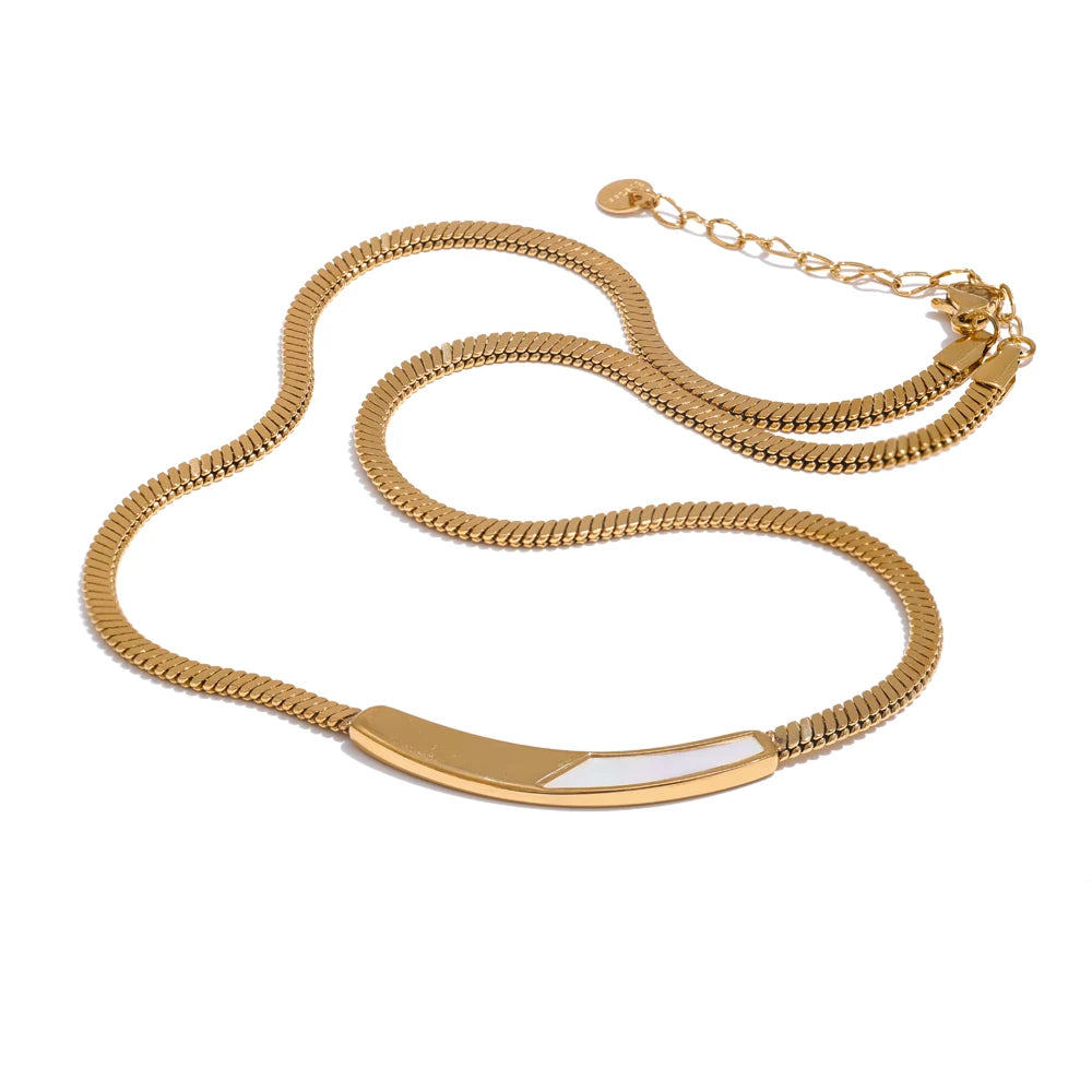 Shell geometric chain necklace in gold-plated stainless steel with shell.