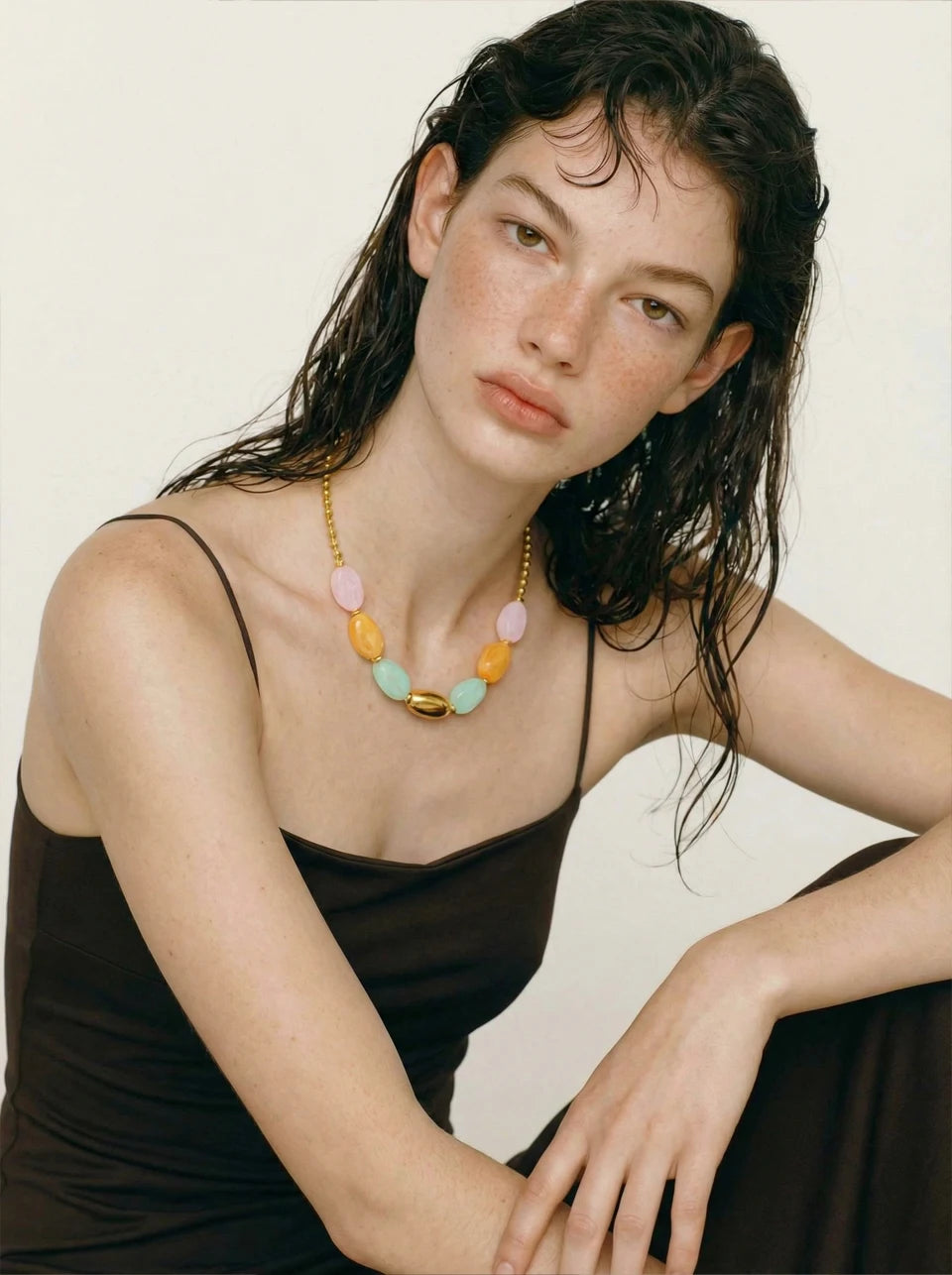 Resin natural stone geometric necklace in gold-plated stainless steel with natural stone and resin.