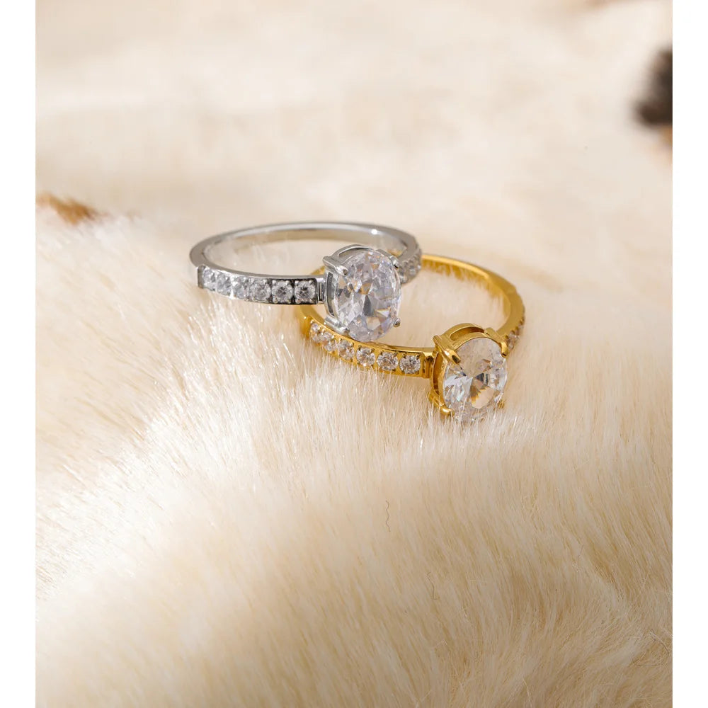 Cubic zirconia geometric ring in 18K gold-plated stainless steel with cubic zirconia.