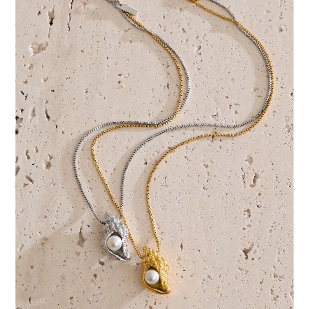 Pearl shell geometric necklace in gold-plated stainless steel with pearl and shell.
