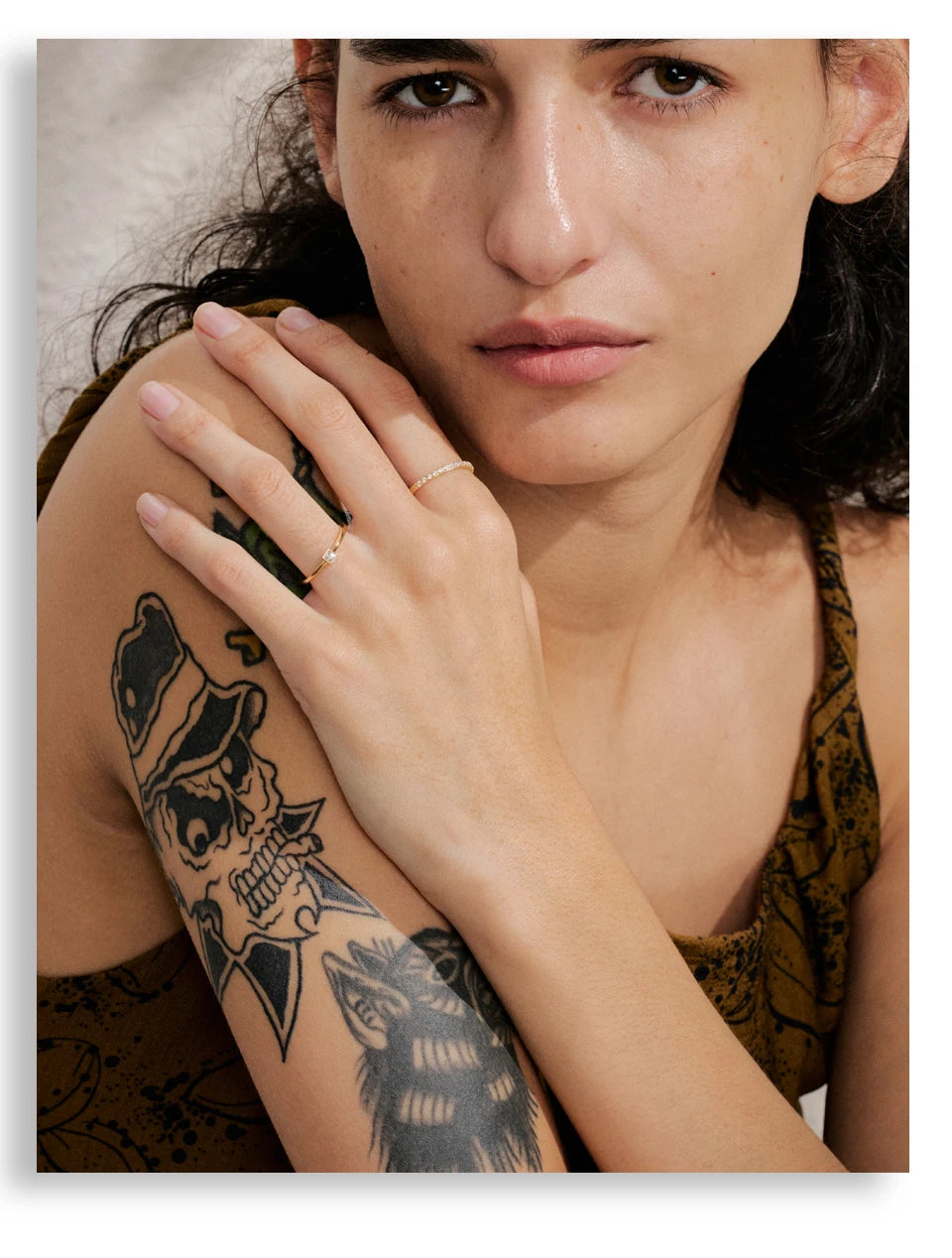 Cubic zirconia geometric ring in 18K gold-plated stainless steel with cubic zirconia.