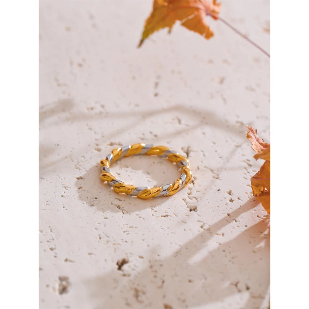 Minimalist geometric ring in 18K gold-plated stainless steel.