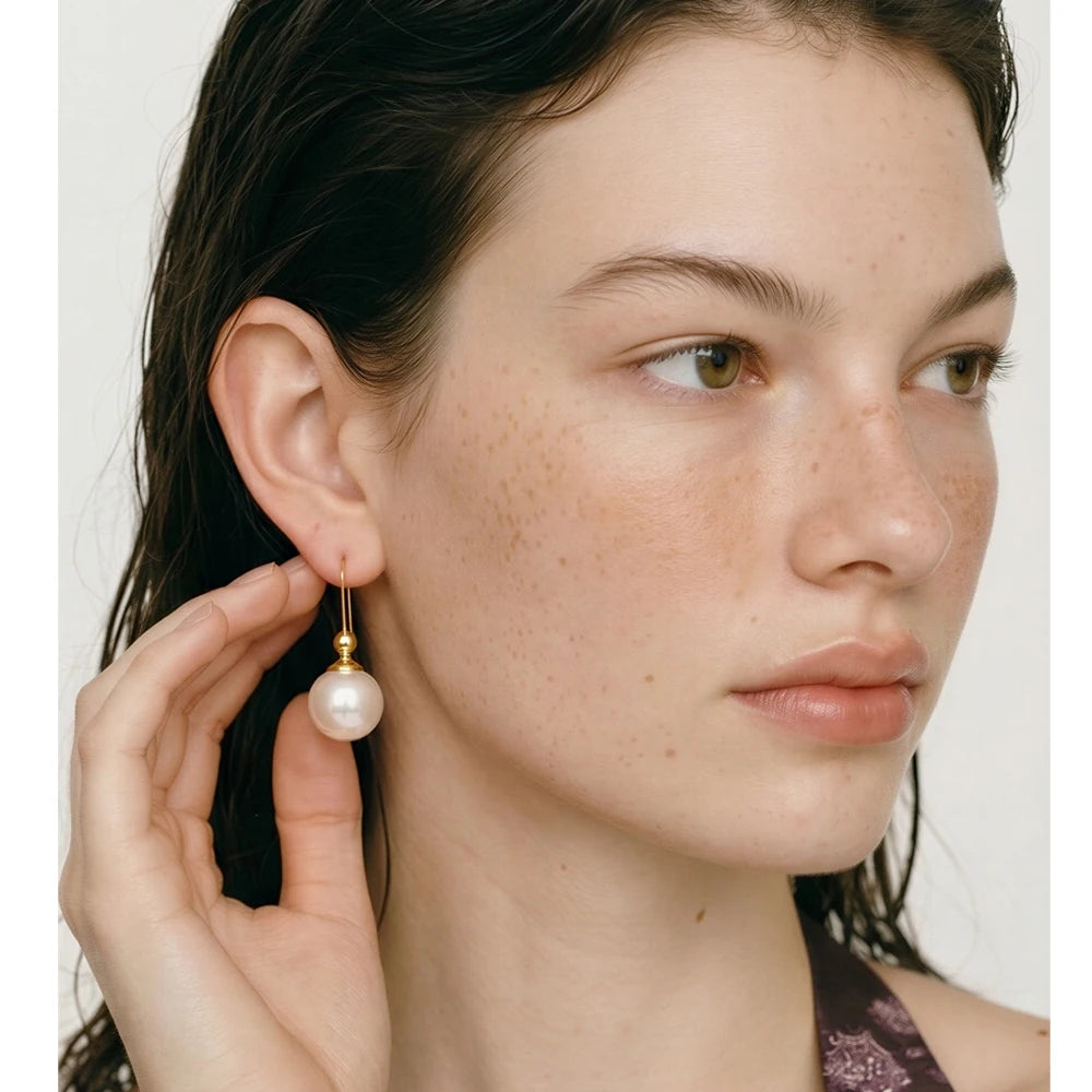 Pearl geometric earrings in gold-plated stainless steel with pearl.