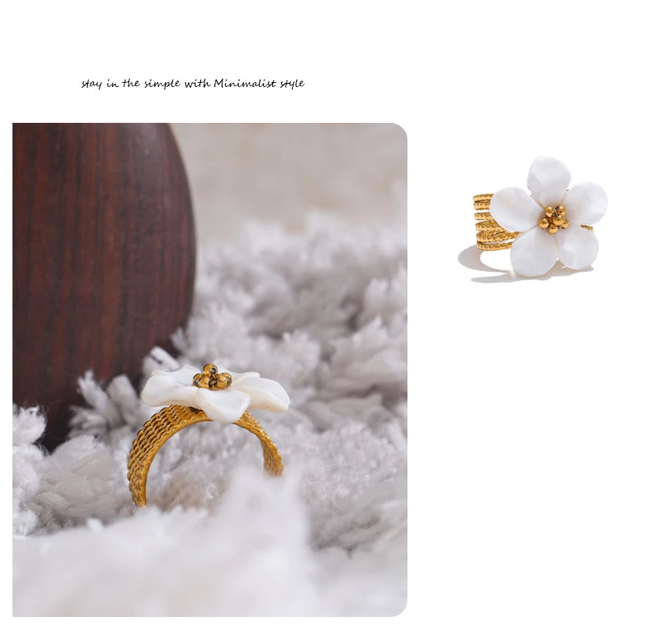 Shell flower ring in 18K gold-plated stainless steel with shell.