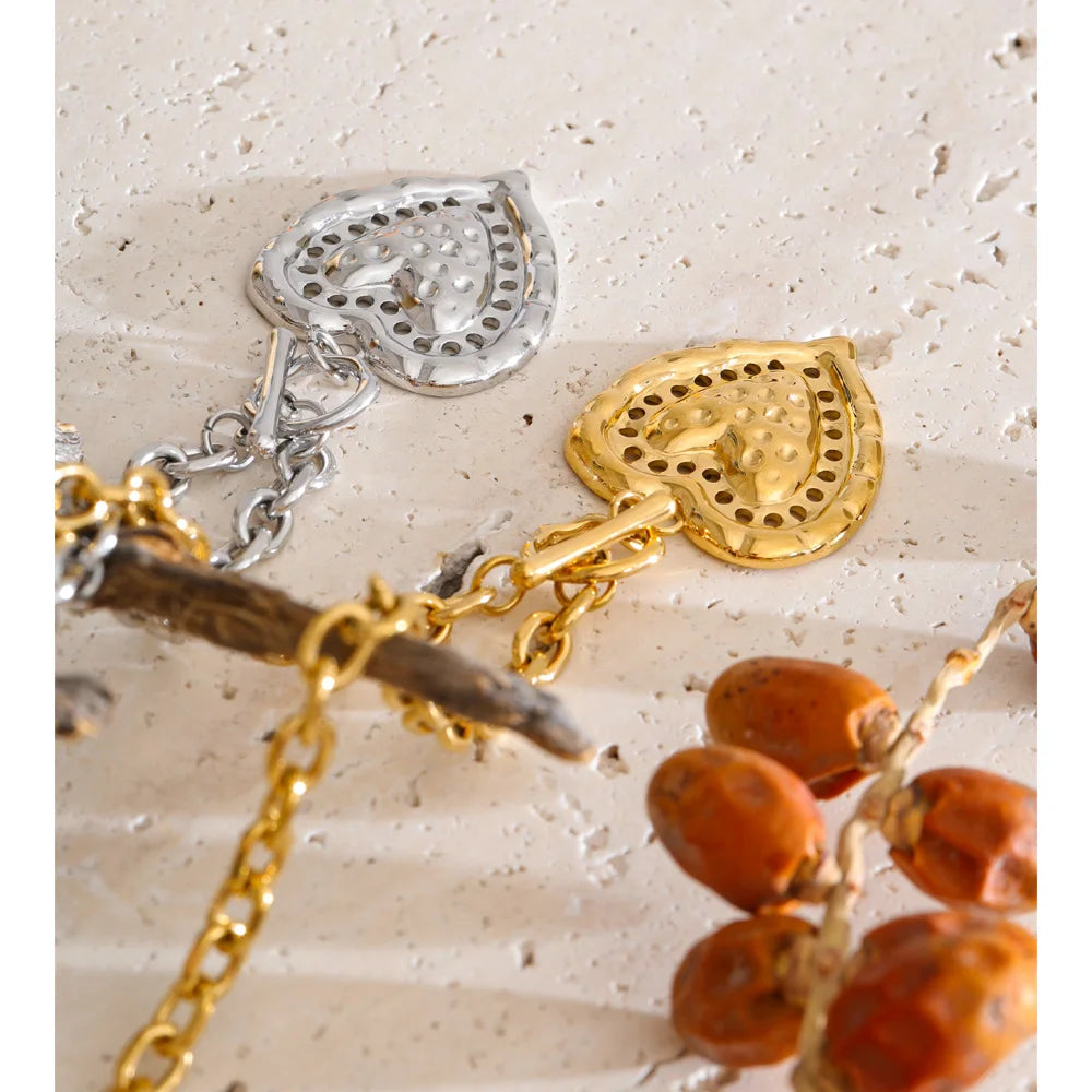 Heart necklace in gold-plated stainless steel.