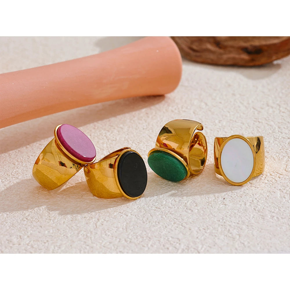 Natural stone geometric ring in gold-plated stainless steel with natural stone.