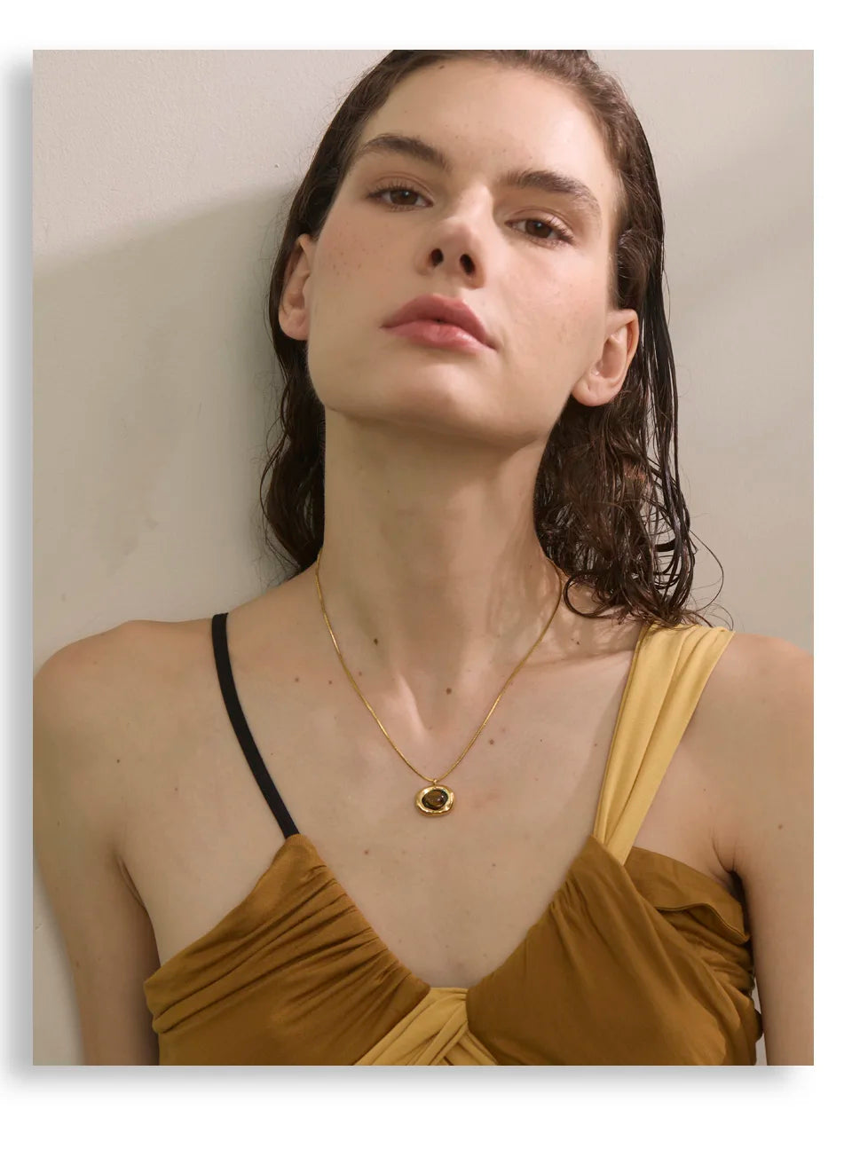 Natural stone geometric necklace in gold-plated stainless steel with natural stone.