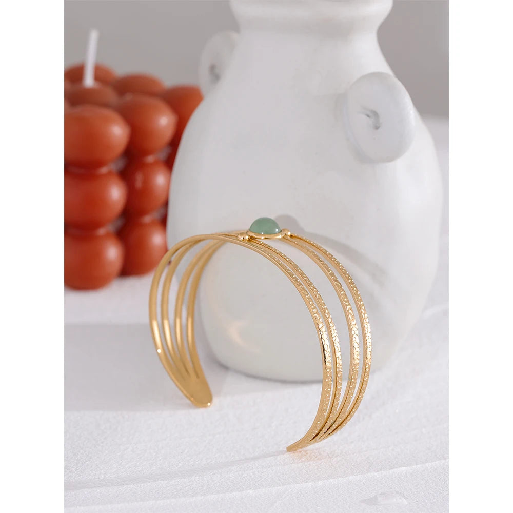 Green natural stone boho bracelet in gold-plated stainless steel with natural stone.