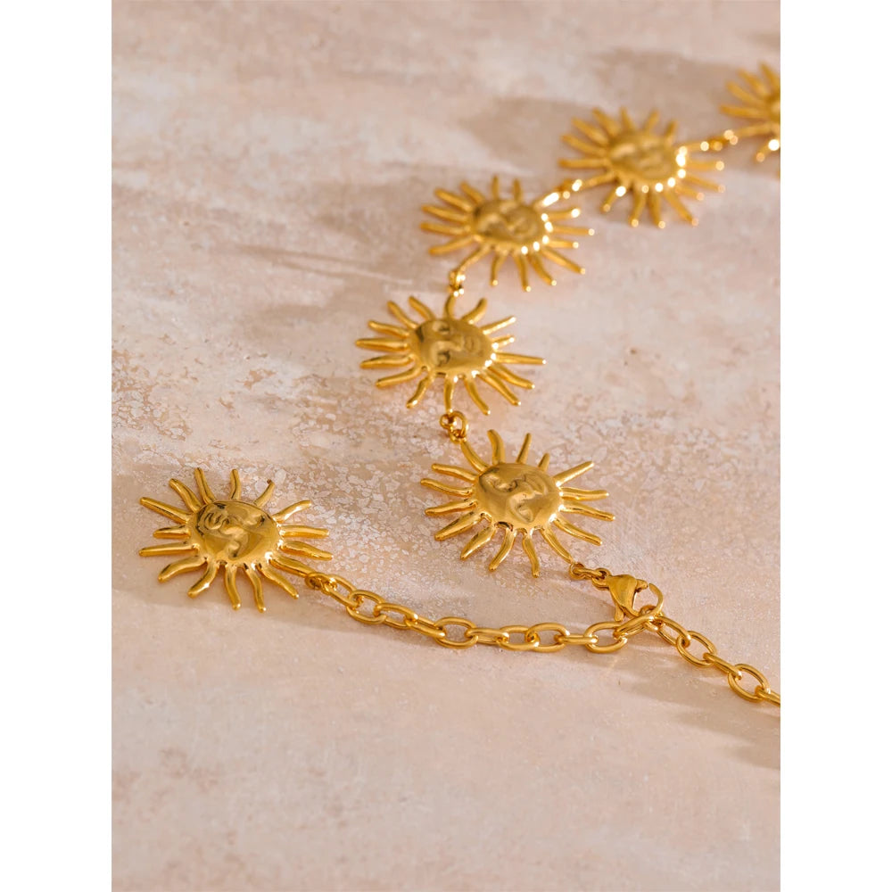 Sun geometric chain necklace in 18K gold-plated stainless steel.