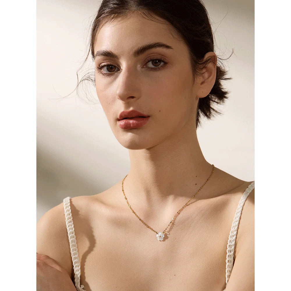 Shell flower chain necklace in gold-plated stainless steel with shell.