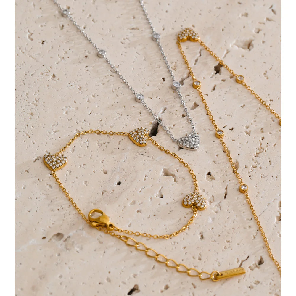 Cubic zirconia heart geometric necklace in gold-plated stainless steel with cubic zirconia.