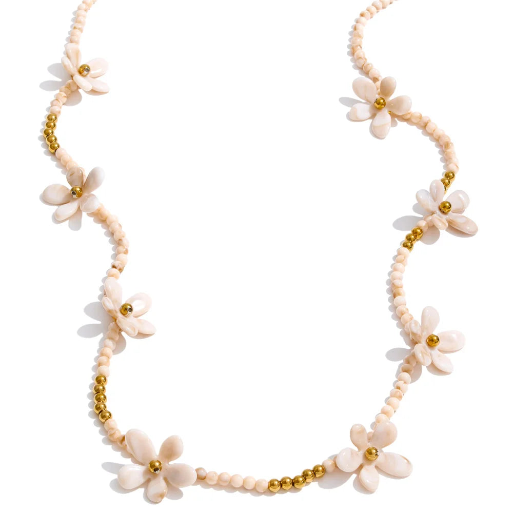 Pearl resin flower necklace in gold-plated stainless steel with pearl and resin.