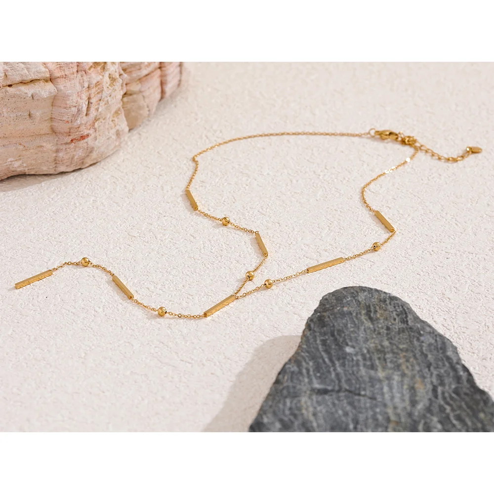 Geometric chain necklace in gold-plated 316L stainless steel.