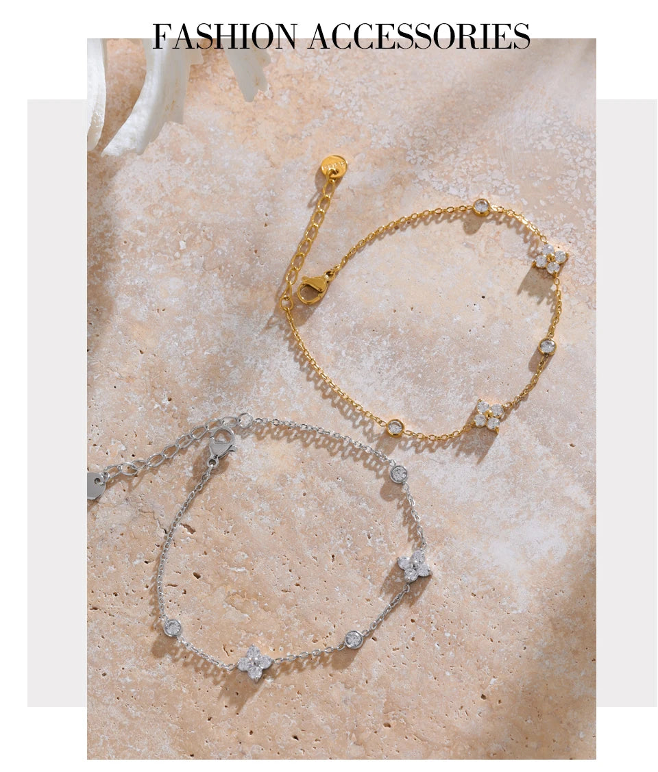 Cubic zirconia flower geometric necklace in gold-plated stainless steel with cubic zirconia.