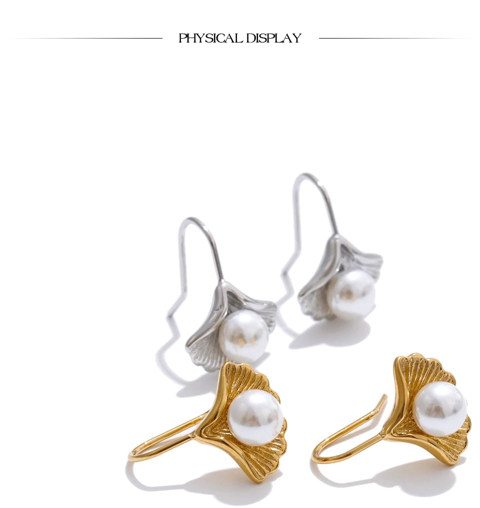 Pearl earrings in gold-plated stainless steel with pearl.