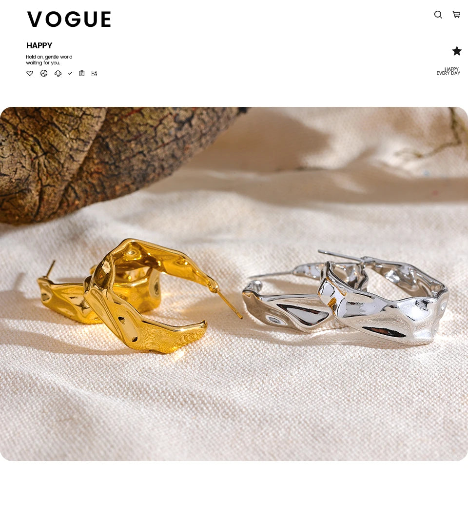 Geometric earrings in gold-plated 316L stainless steel.