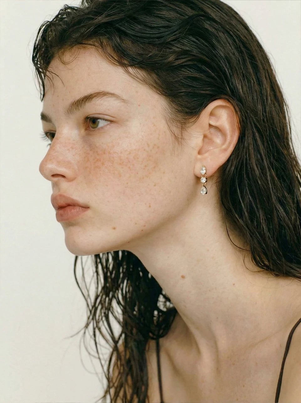 Cubic zirconia minimalist geometric earrings in gold-plated stainless steel with cubic zirconia.