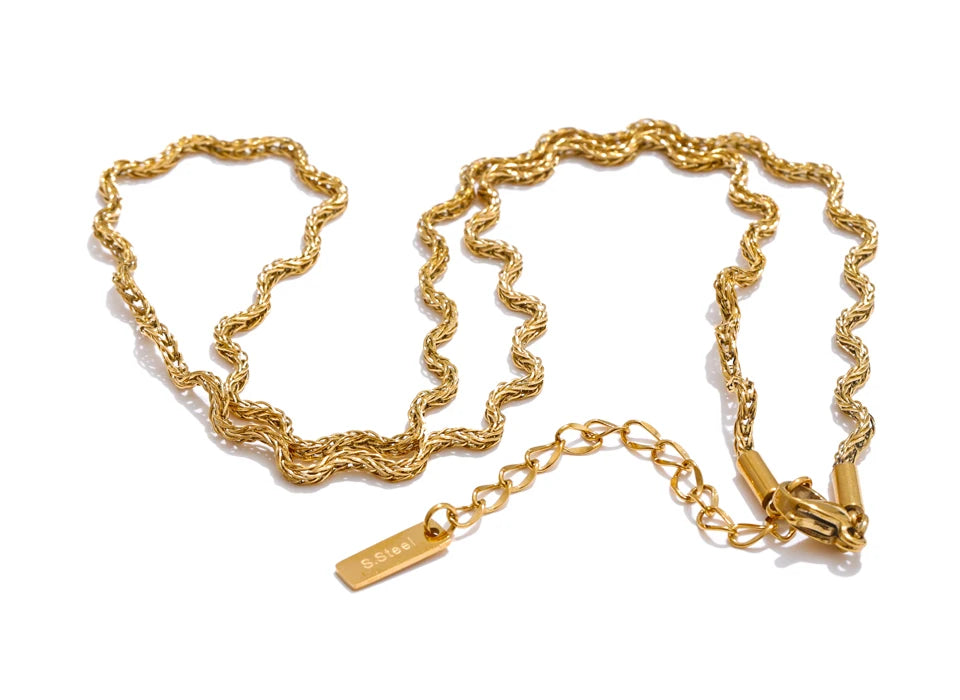 Geometric chain necklace in gold-plated stainless steel.